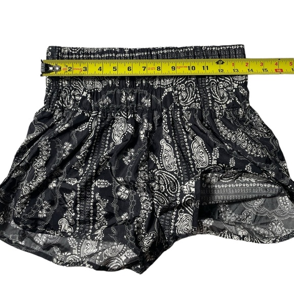 Free People Movement The Way Home Black Bandana Paisley Print Lined Shorts Med - Picture 4 of 10